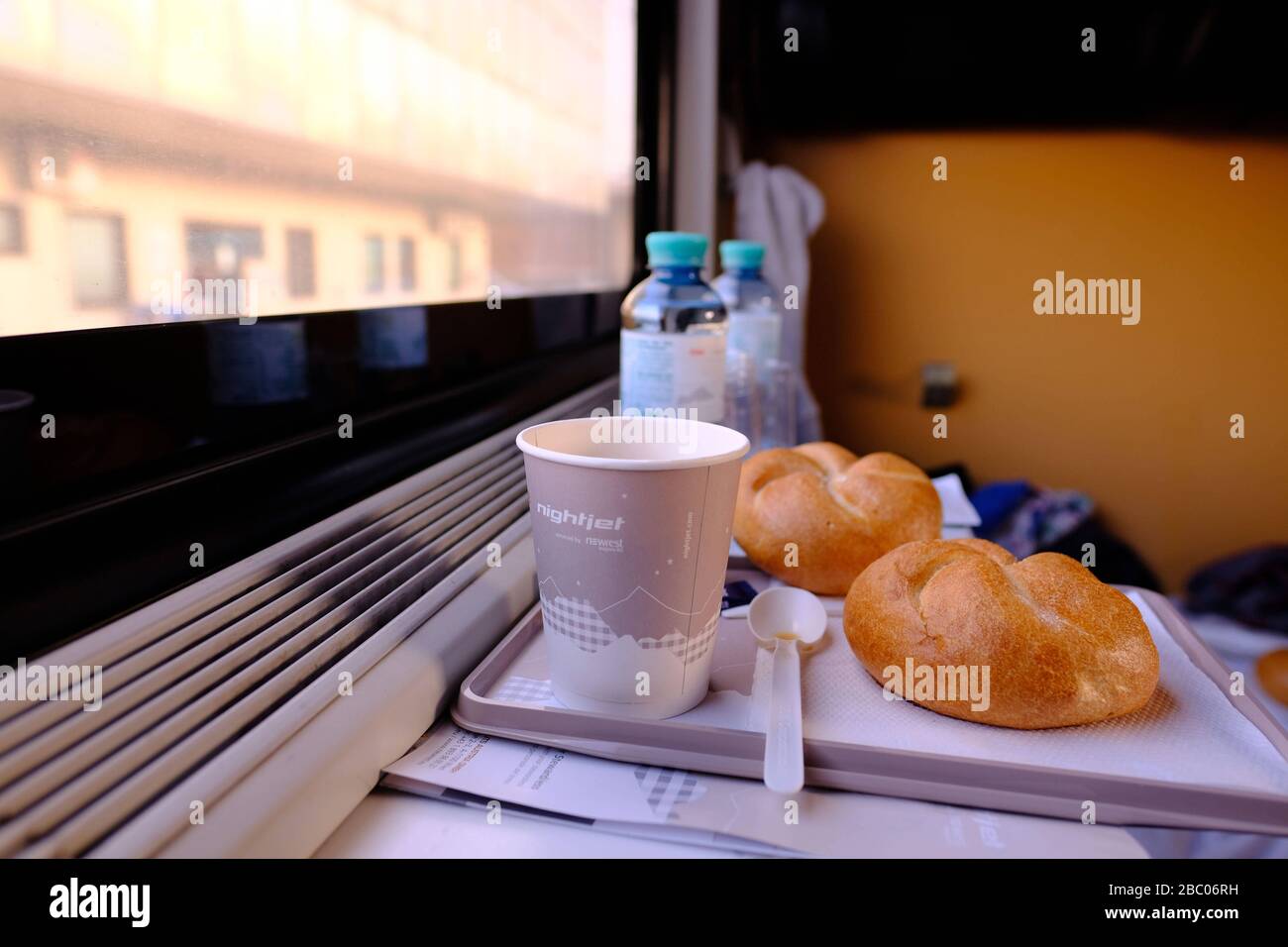 Prima colazione nel Nightjet della ÖBB durante il viaggio da Monaco a Roma in una cuccetta. [traduzione automatica] Foto Stock