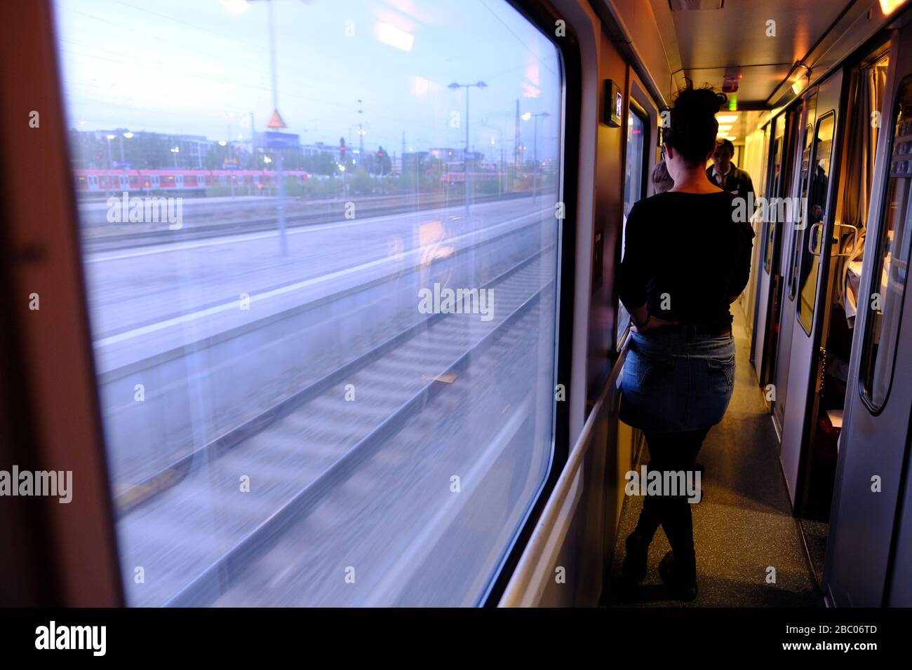 Nightjet da ÖBB: Sul treno notturno da Monaco a Roma in una cuccetta. Vista dal finestrino del treno al paesaggio. [traduzione automatica] Foto Stock