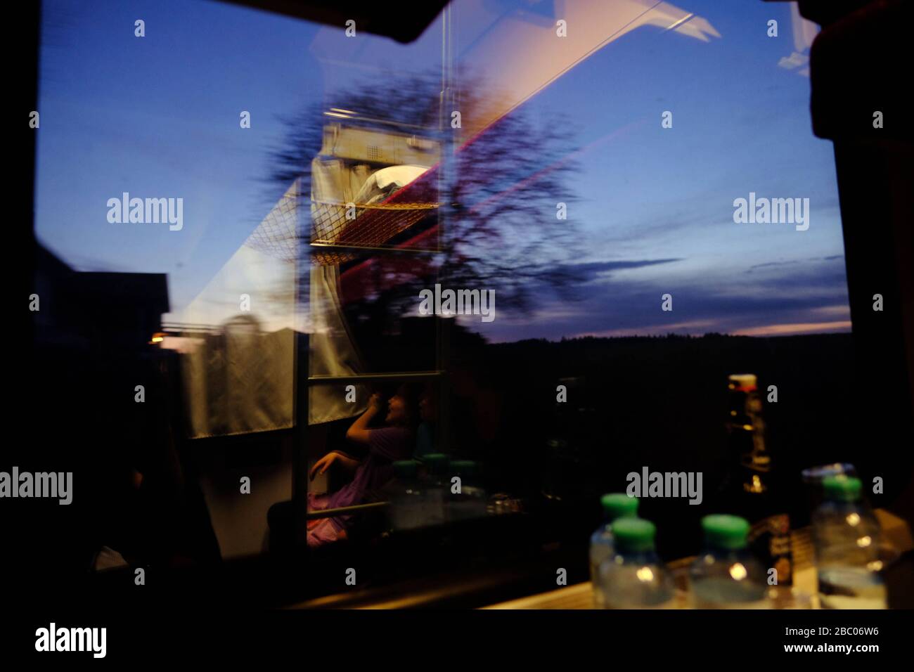 Nightjet da ÖBB: Sul treno notturno da Monaco a Roma in una cuccetta. Vista dal finestrino del treno al paesaggio. [traduzione automatica] Foto Stock