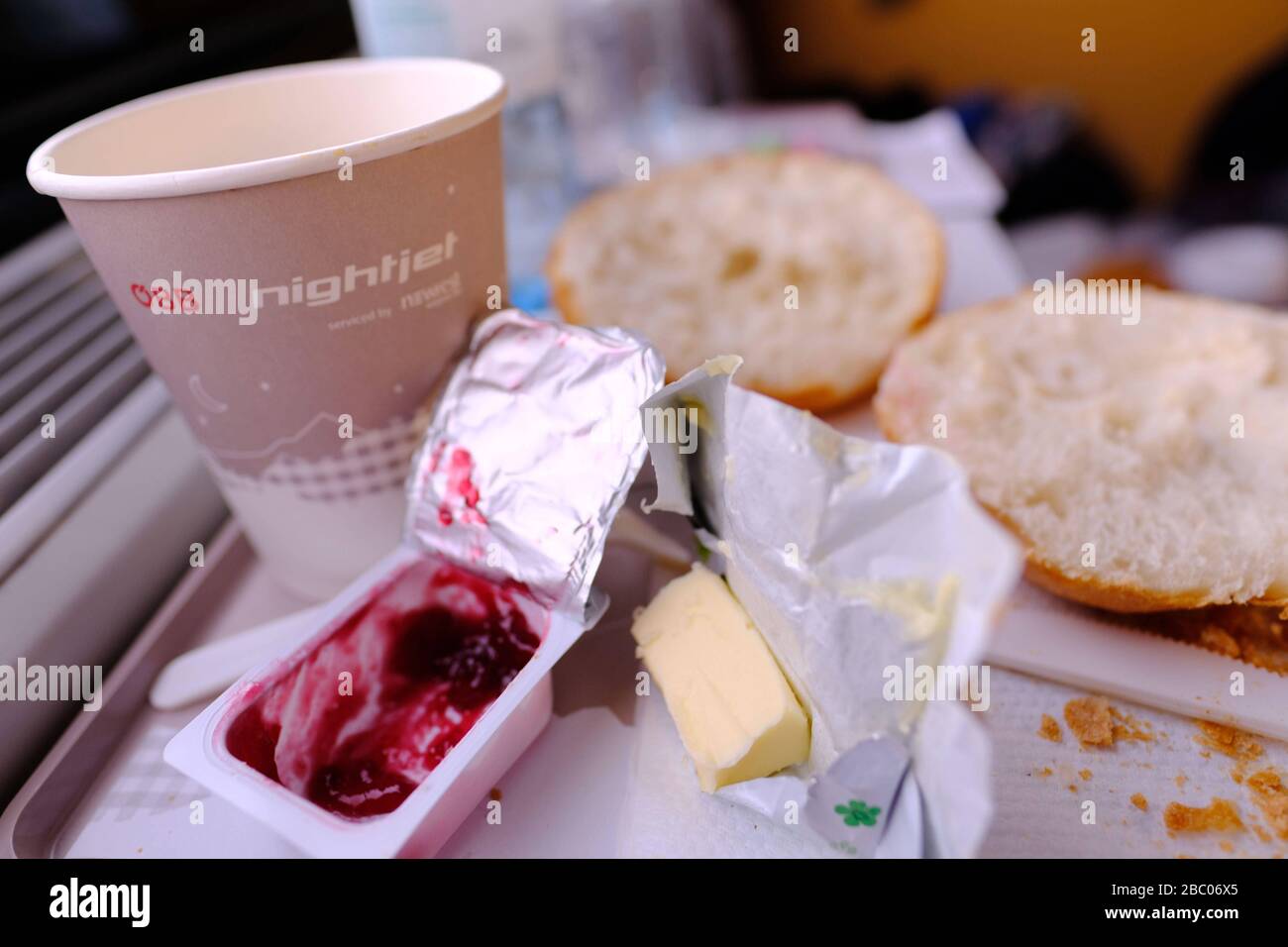 Prima colazione nel Nightjet della ÖBB durante il viaggio da Monaco a Roma in una cuccetta. [traduzione automatica] Foto Stock
