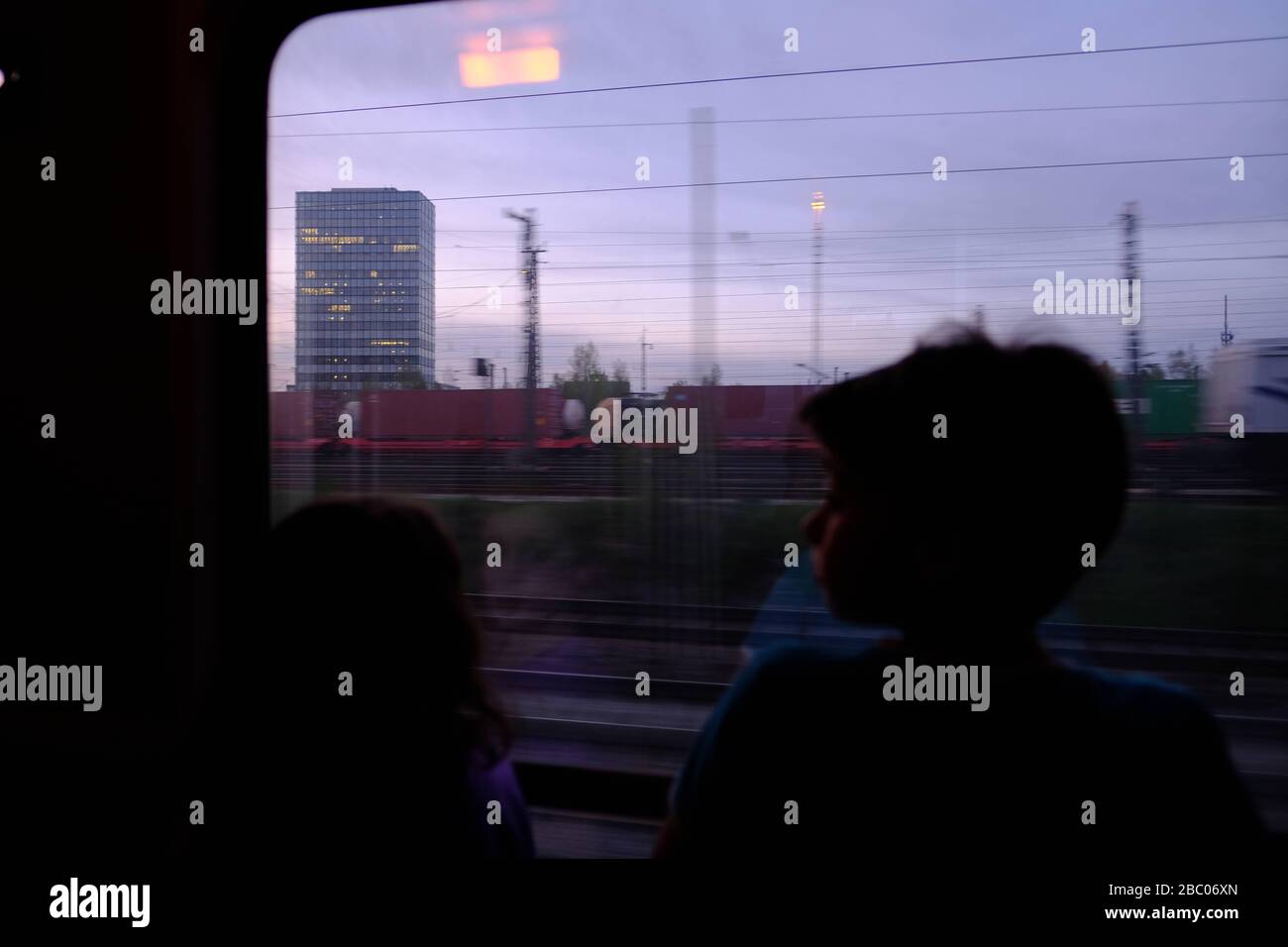 Nightjet da ÖBB: Sul treno notturno da Monaco a Roma in una cuccetta. Vista dal finestrino del treno al paesaggio. [traduzione automatica] Foto Stock