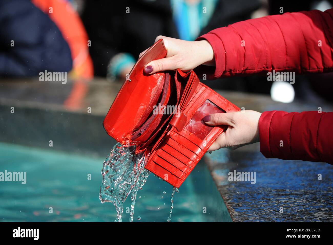 Il mercoledì delle Ceneri, i cittadini di Monaco coltivano l'abitudine di lavare i loro portafogli al Fischbrunnen in Marienplatz: Numerosi cittadini seguono l'esempio del sindaco Dieter Reiter e del tesoriere Christoph Frey e immergono i loro portafogli in acqua fredda per riempirli simbolicamente. [traduzione automatica] Foto Stock