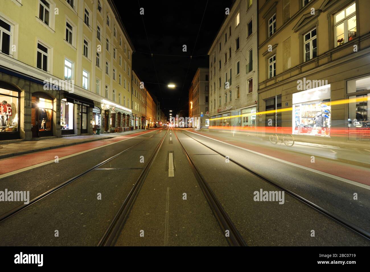 A Fraunhoferstraße, nell'Isarvorstadt di Monaco, i parcheggi sulla strada sono stati sostituiti da una pista ciclabile. [traduzione automatica] Foto Stock