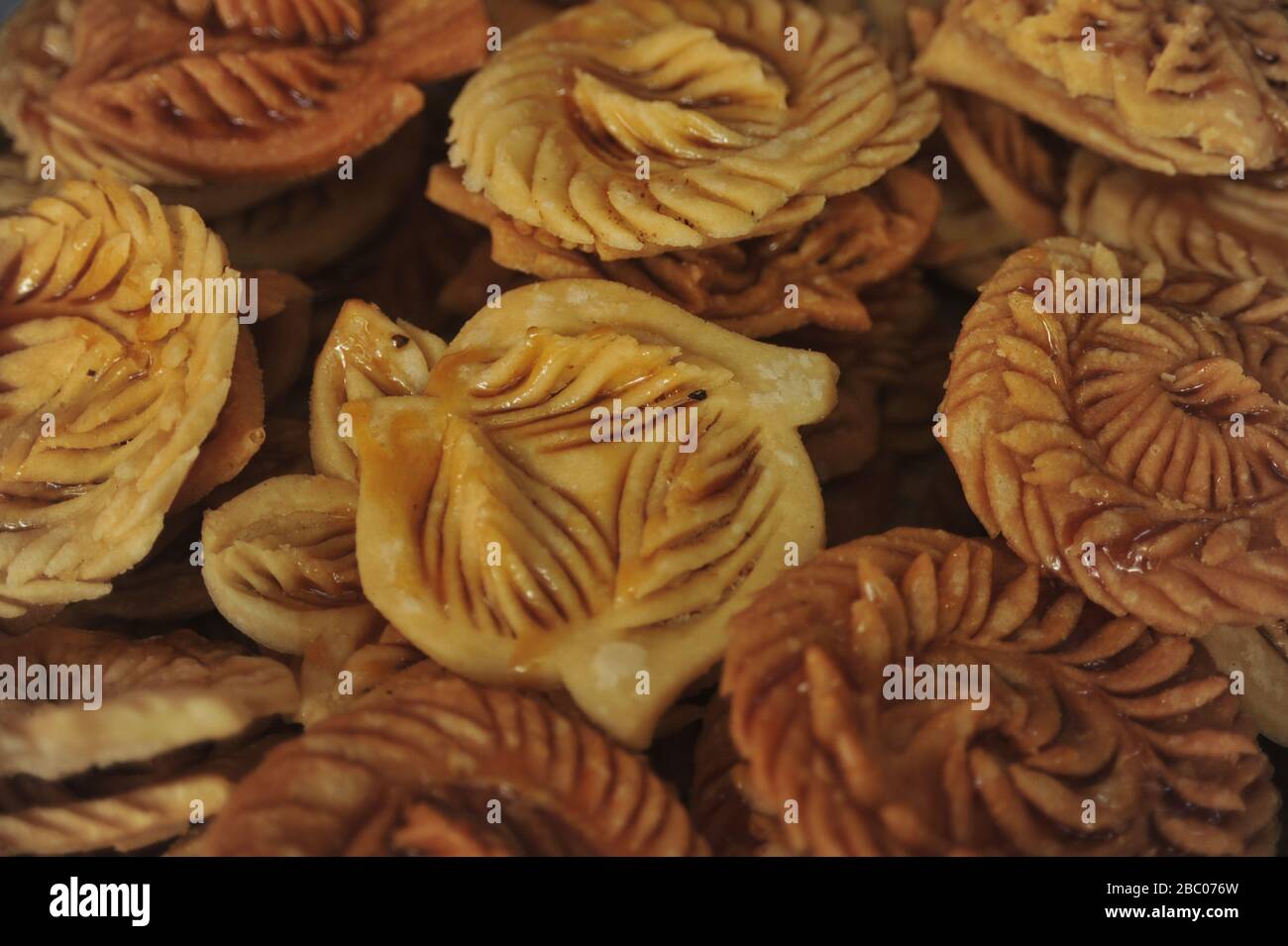 Un festival di torta di due giorni ha avuto inizio al Ramna Park, in bangladesh, dove oltre 35 varietà di deliziose pitas, tra cui Moug Pakon Pit Foto Stock