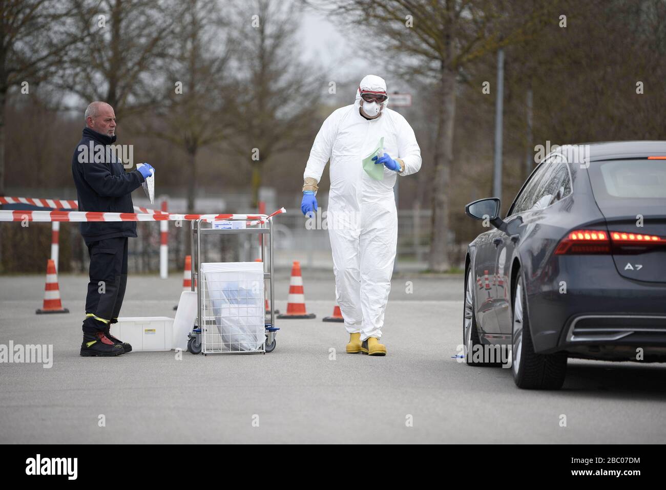 L'Ufficio distrettuale di Monaco e il comune di Ismaning hanno istituito un test drive-in per il virus corona (COVID-19) per le persone con sospetti giustificati. [traduzione automatica] Foto Stock