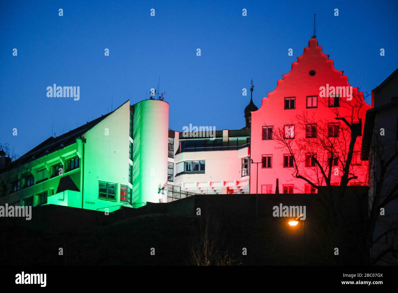 In solidarietà con la sua città gemella italiana Fondi, gravemente colpita dalla pandemia di Corona, la città di Dachau sta illuminando il suo municipio nei colori nazionali italiani. [traduzione automatica] Foto Stock