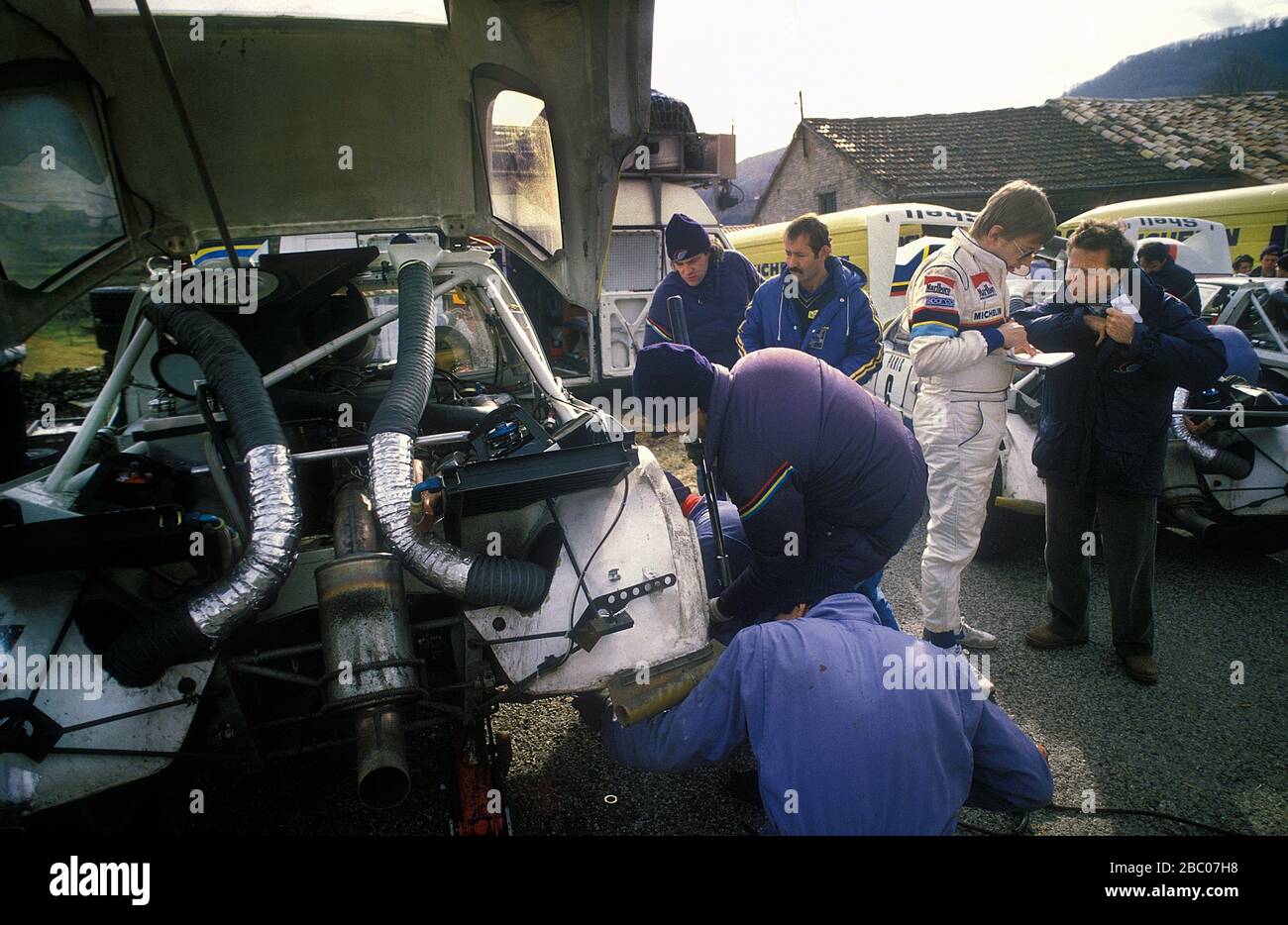 Timo Salonen e Jean Todt ad un punto di servizio Peugeot sul Rally di Monte Carlo del 1985 Foto Stock