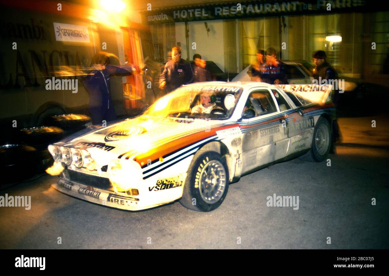 Lancia 037 di Herri Toivonen lascia una fermata Lancia Service sul Rally Monte Carlo del 1985 Foto Stock