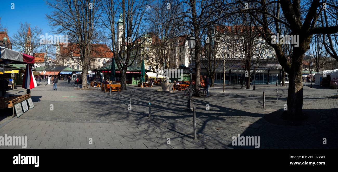 La birreria all'aperto del Viktualienmarkt nel centro di Monaco è chiusa a causa della crisi della corona. [traduzione automatica] Foto Stock