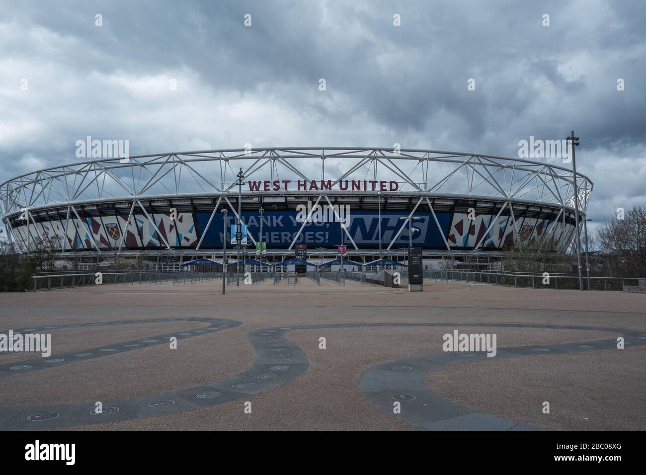 Londra, Regno Unito - 2 aprile 2020. Il London Stadium visualizza un messaggio blu "Thank You NHS" (grazie NHS). Foto Stock