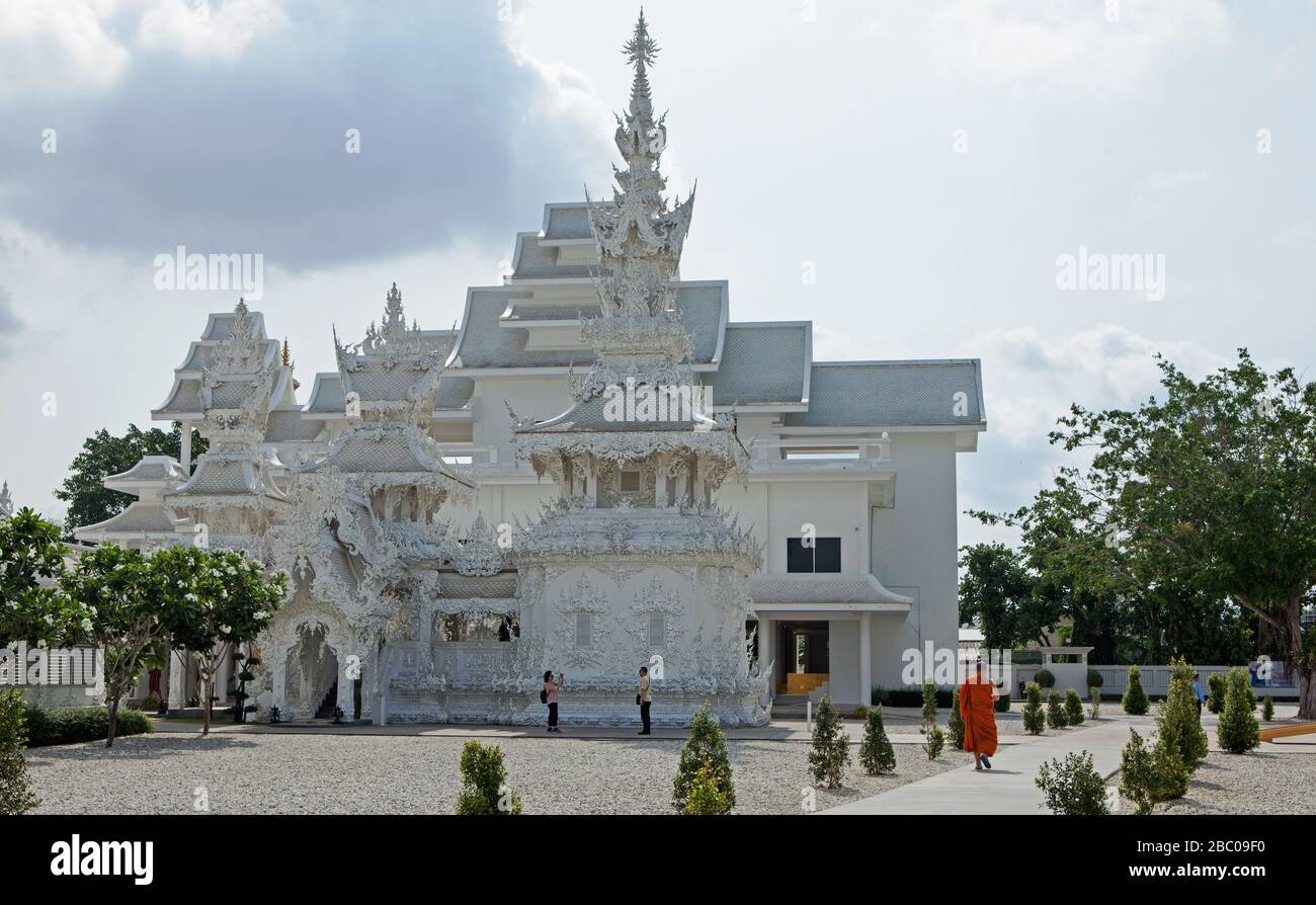 Il Tempio Bianco o Wat Rong Khun vicino a Chiang Rai è uno dei templi più belli della Thailandia del Nord ed è diventato un punto di riferimento nazionale. Foto Stock