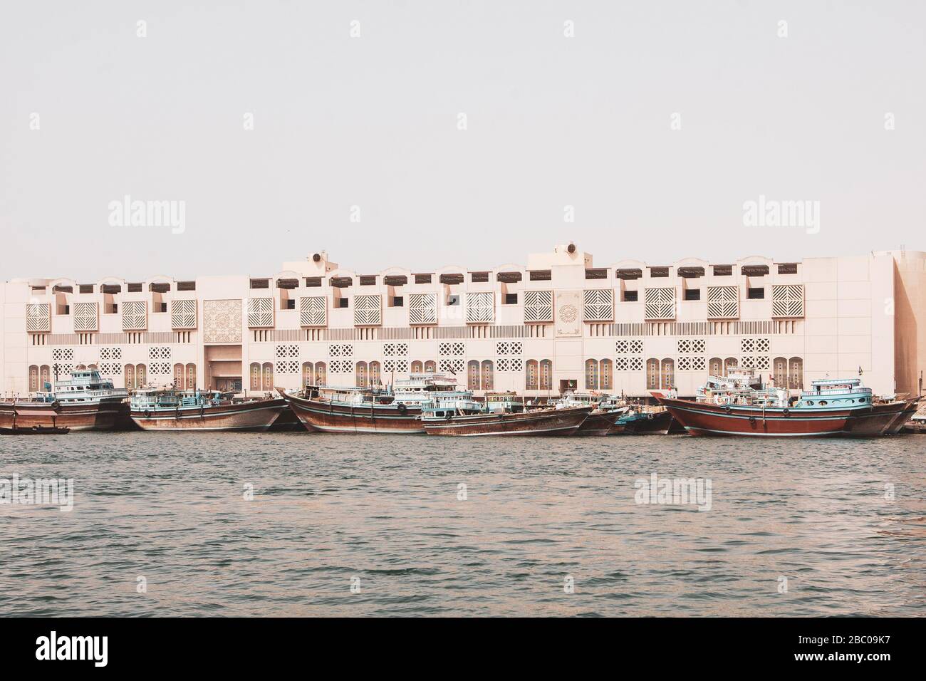 Flotta di tradizionali navi da carico in legno presso le banchine di Dubai Creek. Foto Stock