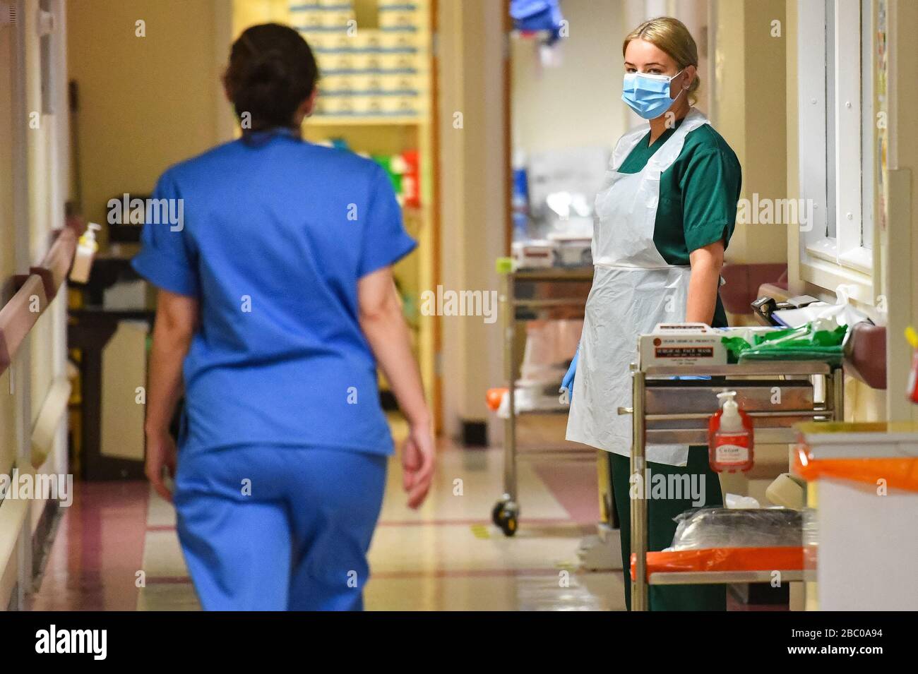 Personale medico del reparto di Covid-19 presso il Neath Port Talbot Hospital, in Galles, mentre i servizi sanitari continuano la loro risposta all'epidemia di coronavirus. Foto Stock