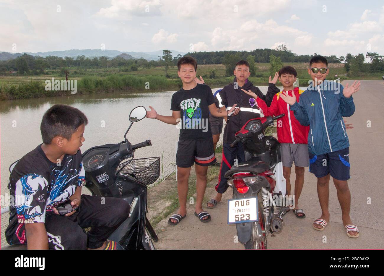I ragazzi con i loro ciclomotori sulla strada per la piantagione di tè Rai Cha Fong Foto Stock