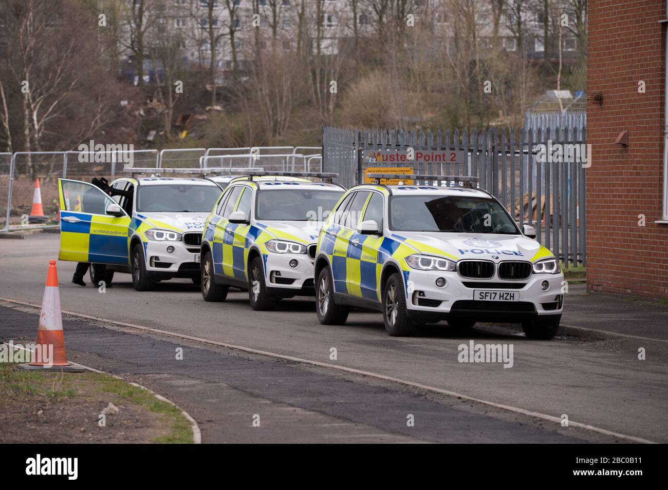 Glasgow, Regno Unito. 2nd Apr, 2020. Nella foto: Scene che mostrano 5 unità di polizia a risposta armata chiamate ad un indirizzo in un blocco di appartamenti nella zona di Firhill di Glasgow. Credito: Colin Fisher/Alamy Live News Foto Stock