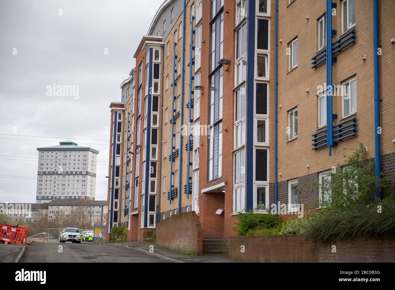 Glasgow, Regno Unito. 2nd Apr, 2020. Nella foto: Scene che mostrano 5 unità di polizia a risposta armata chiamate ad un indirizzo in un blocco di appartamenti nella zona di Firhill di Glasgow. Credito: Colin Fisher/Alamy Live News Foto Stock