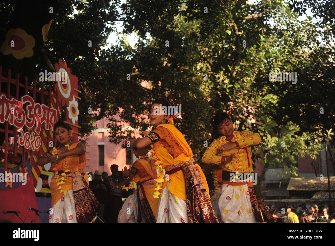 La gente da tutti a piedi si unisce al programma culturale di Pahela Falgun, conosciuto anche come il primo giorno della primavera del mese bengalese Falgun, è una celebrità di festa Foto Stock