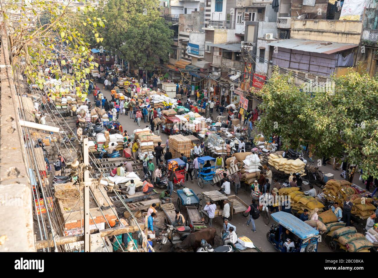 Strada trafficata nella Vecchia Delhi, India Foto Stock