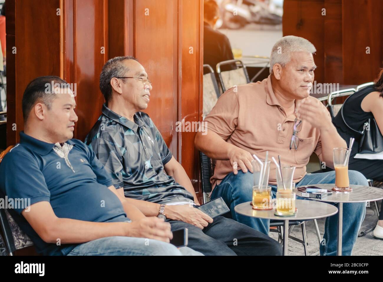 Ho chi MINH CITY, VIETNAM - 24 APRILE 2019 : le persone non identificate bevono caffè, tè o succo di frutta sul locale bar sul marciapiede il 24 aprile 2019 ad ho Chi Foto Stock