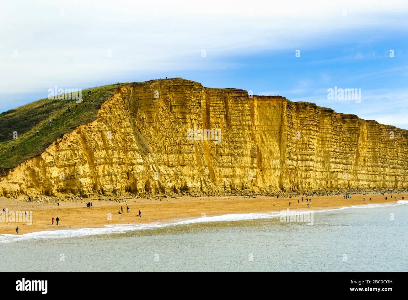 I visitatori che si godono l'estate a West Bay vicino Bridport sulla Jurassic Coast, Dorset, Regno Unito Foto Stock