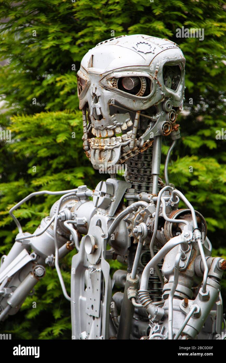 Grande scultura in metallo riciclato con dadi e bulloni realizzati a mano Foto Stock
