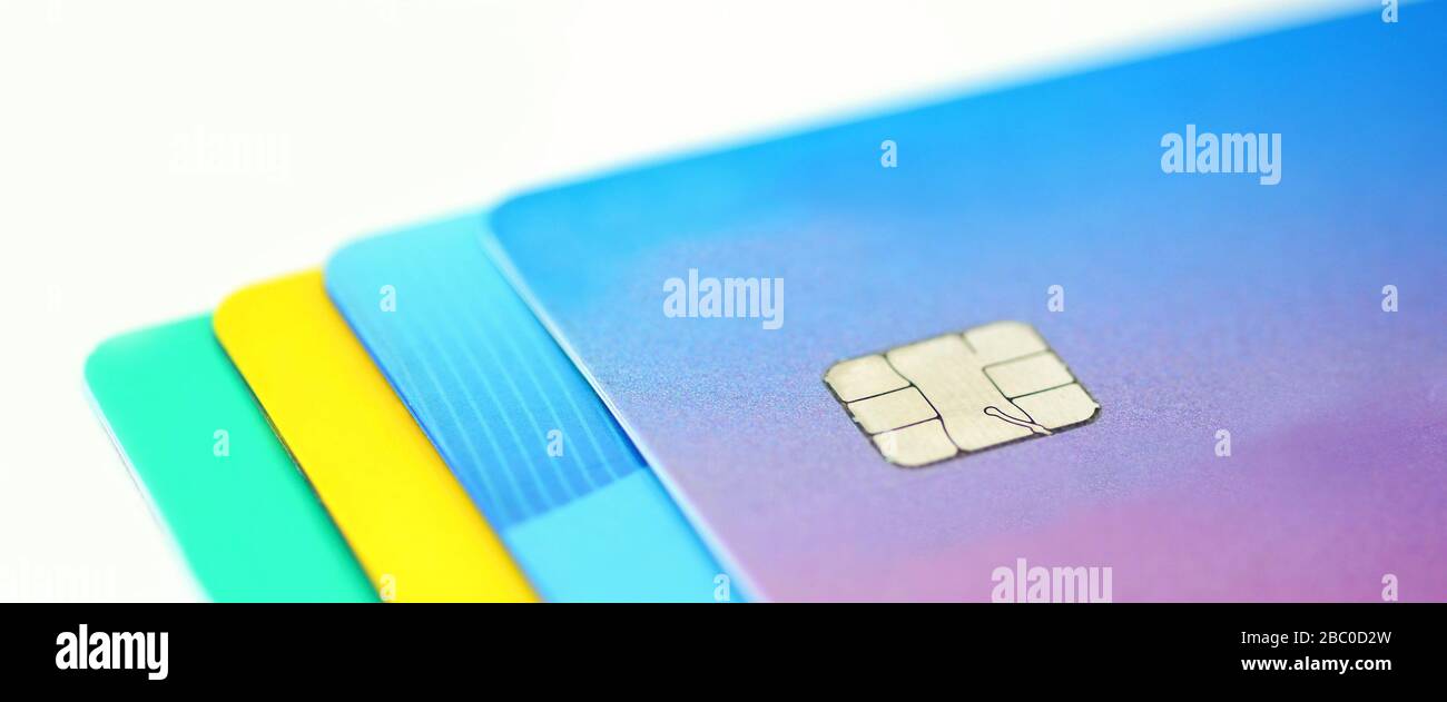 Pila di carte di credito multicolori raccolta su sfondo bianco. Foto Stock