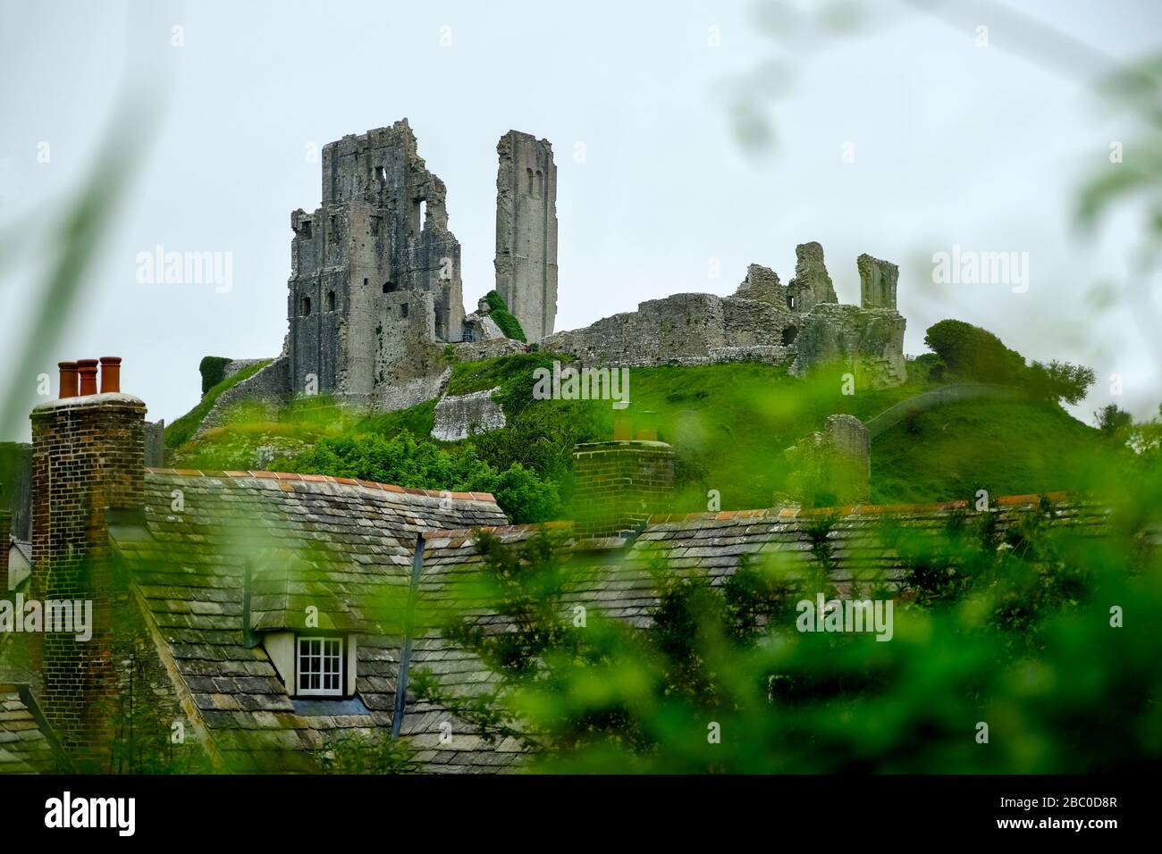 Corfe Castle, un antico monumento programmato nel villaggio di Corfe vicino a Swanage sull'isola di Purbeck Dorset, Regno Unito Foto Stock