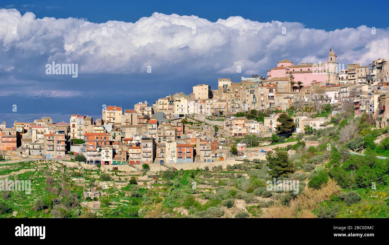 Skyline del villaggio in Sicilia fuori sotto il paesaggio Foto Stock