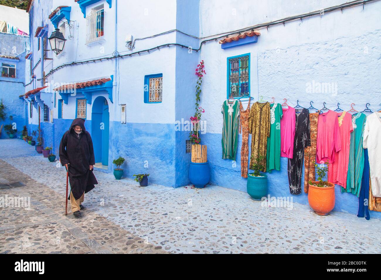 Chefchaouen, Marocco: Uomo in jillaba tradizionale passeggiate nella Medina. Foto Stock