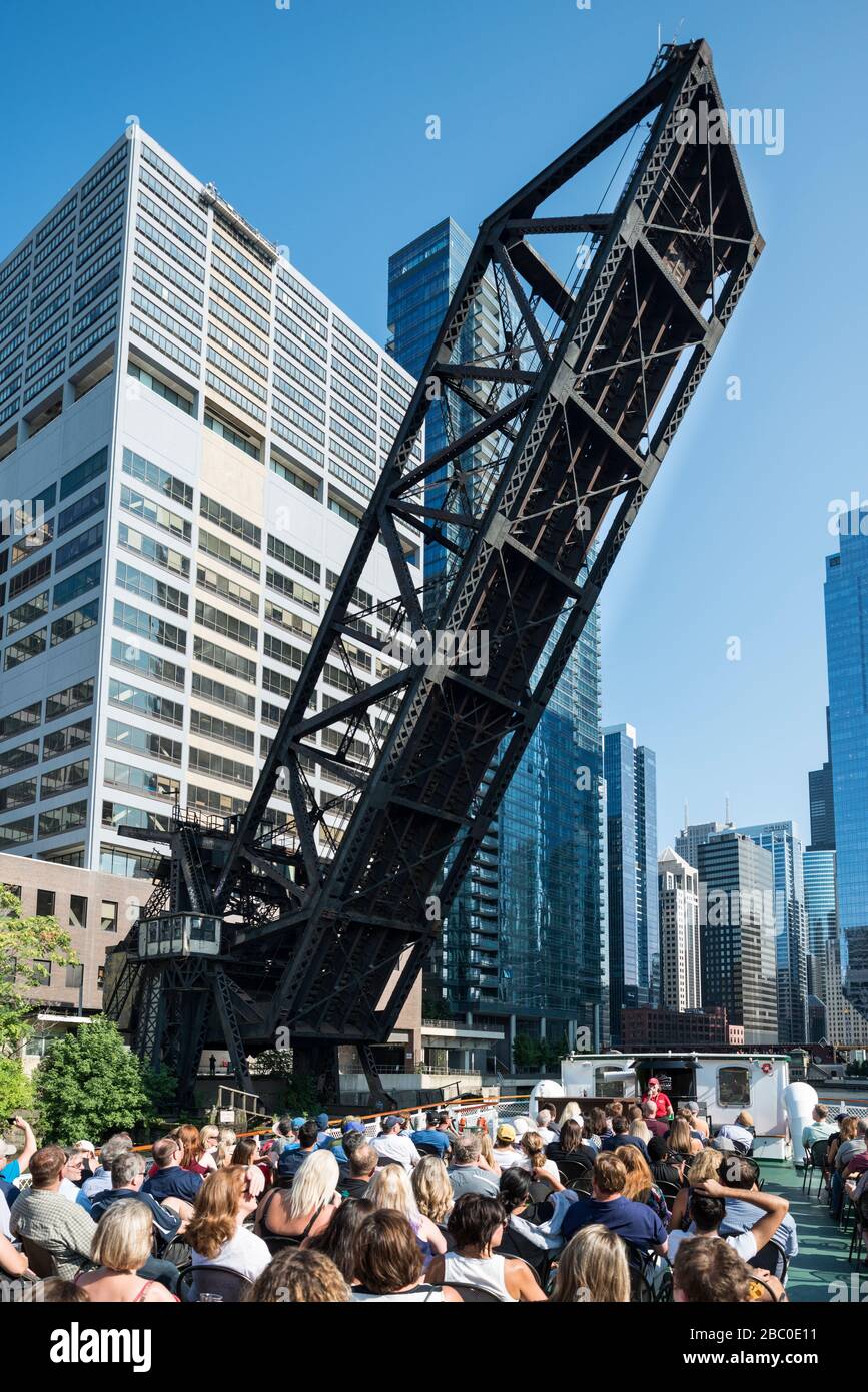 Union Pacific Railroad Bridge, sempre vista da un tour in barca sul fiume Chicago, Chicago, Illinois, USA Foto Stock