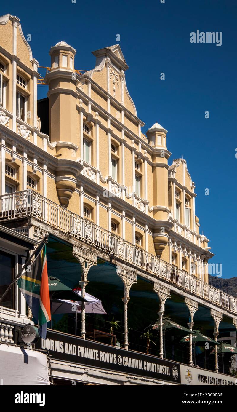 Sud Africa, Città del Capo, Long Street, Carnival Court Hostel, tardo vittoriano coloniale edificio con balcone in ghisa Foto Stock