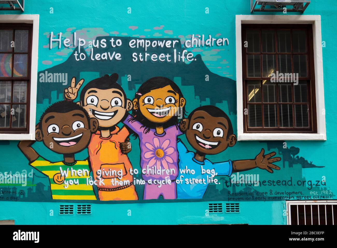 Sud Africa, Città del Capo, l'Organizzazione Homestead, non dare a murale mending bambini di strada Foto Stock