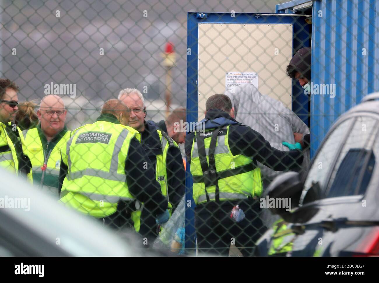 I funzionari delle forze di frontiera, le forze dell'immigrazione e il personale medico processano gli uomini che si sono ritenuti migranti dopo essere stati portati a dover, nel Kent, a seguito di piccoli incidenti in barca nella Manica, questa mattina, mentre il Regno Unito continua a bloccarsi per contribuire a frenare la diffusione del coronavirus. Foto Stock