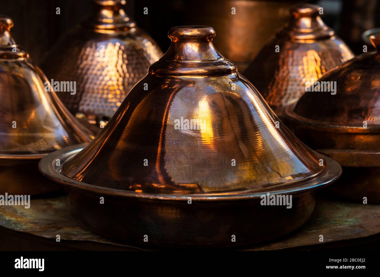 Tagine tradizionale marocchina in rame (tajine). Mercato nella medina di Fez, Marocco. Foto Stock