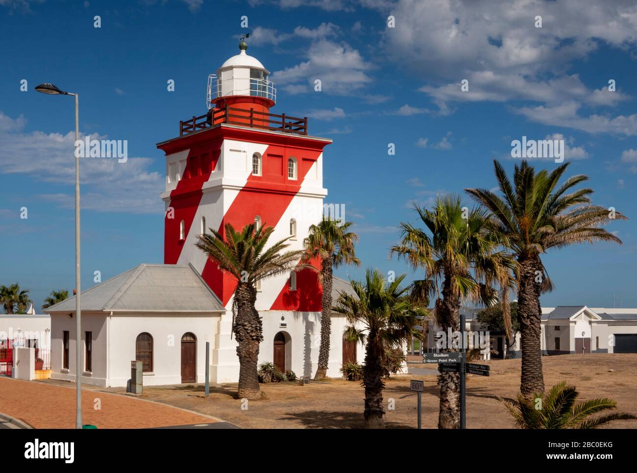 ‘mSud Africa, Città del Capo, Mouille Point, Green Point, faro rosso e bianco, minnie calante Foto Stock