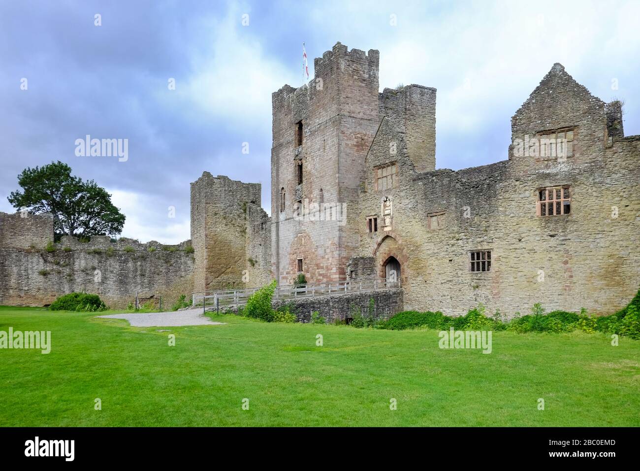 Castello di Ludlow nella città dello stesso nome nella zona di Shropshire Hills di eccezionale bellezza naturale, Regno Unito Foto Stock