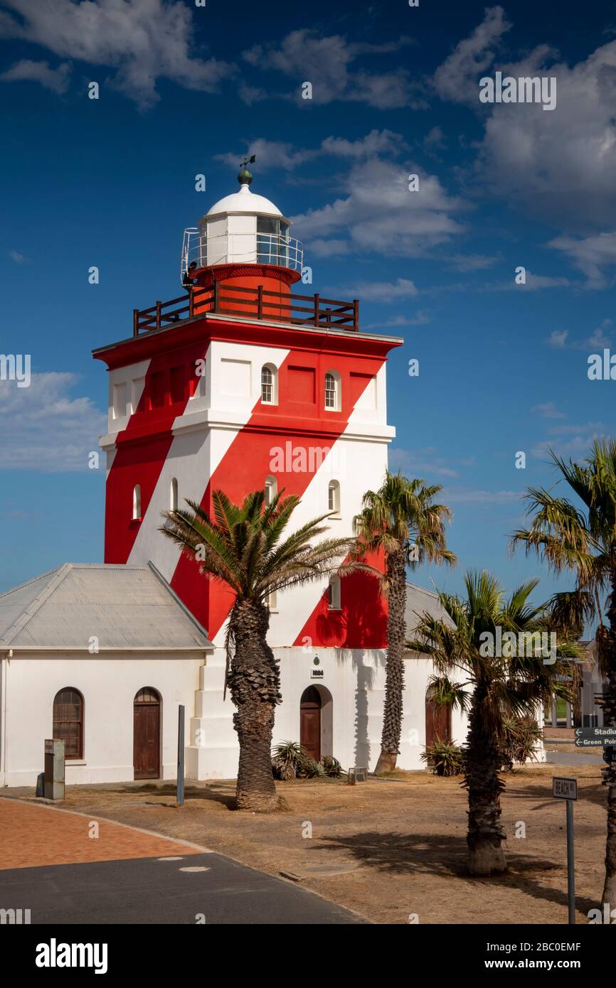‘mSud Africa, Città del Capo, Mouille Pont, Green Point, faro rosso e bianco, minnie calante Foto Stock