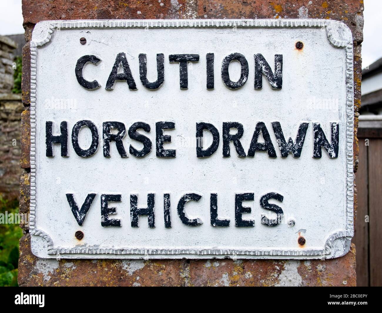 Antico cartello in ghisa dipinto a mano "attenzione veicoli trainati da cavalli" Foto Stock
