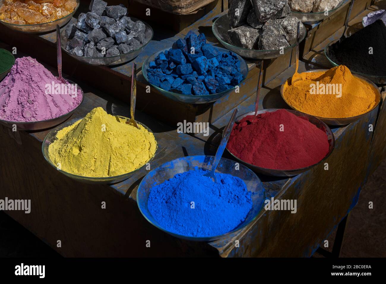 Pigmenti colorati di colorante e minerali nella medina di Marrakech,  Marocco. Pigmenti per la tintura di tessuti, seta, cotone, filati, ecc Foto  stock - Alamy