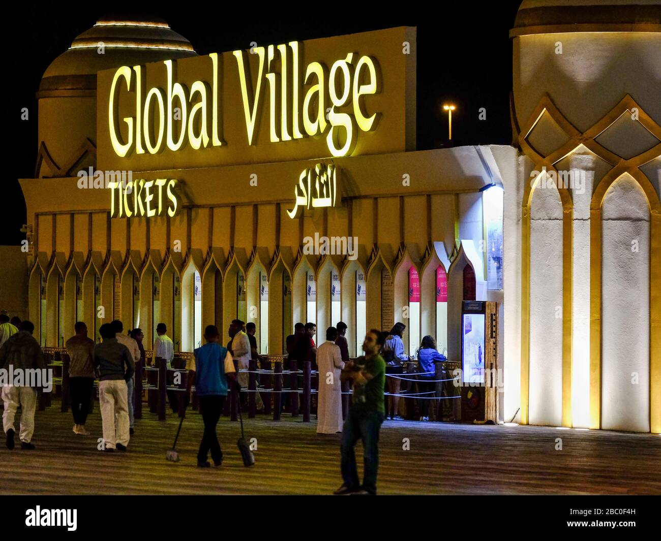Foto notturna di persone che arrivano a Global Village, Dubai, Emirati Arabi Uniti. Global Village combina culture di 90 paesi in tutto il mondo in un unico luogo. Foto Stock