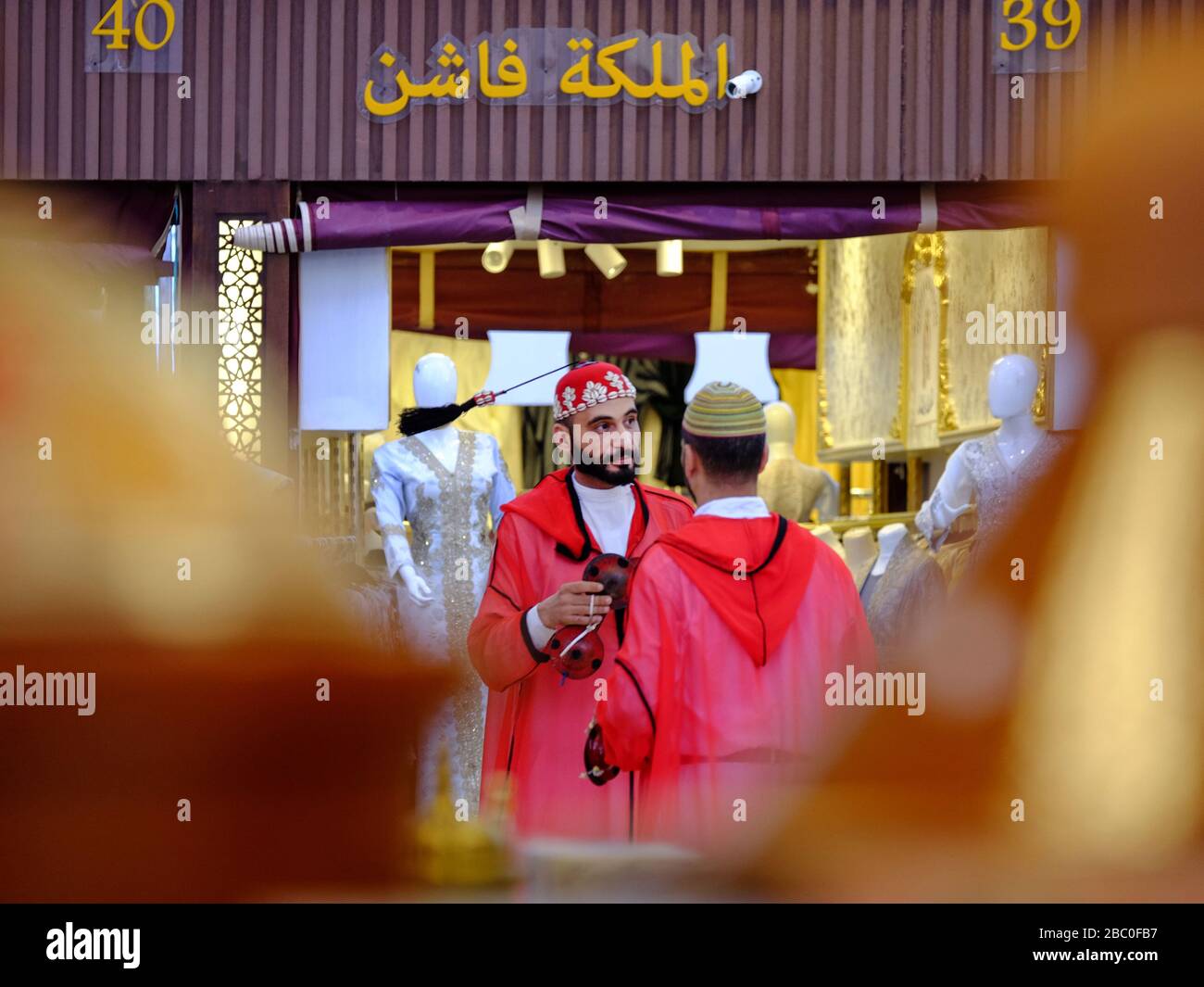 Persone che acquistano a Global Village, Dubai, Emirati Arabi Uniti. Global Village combina culture di 90 paesi in tutto il mondo in un unico luogo. Foto Stock