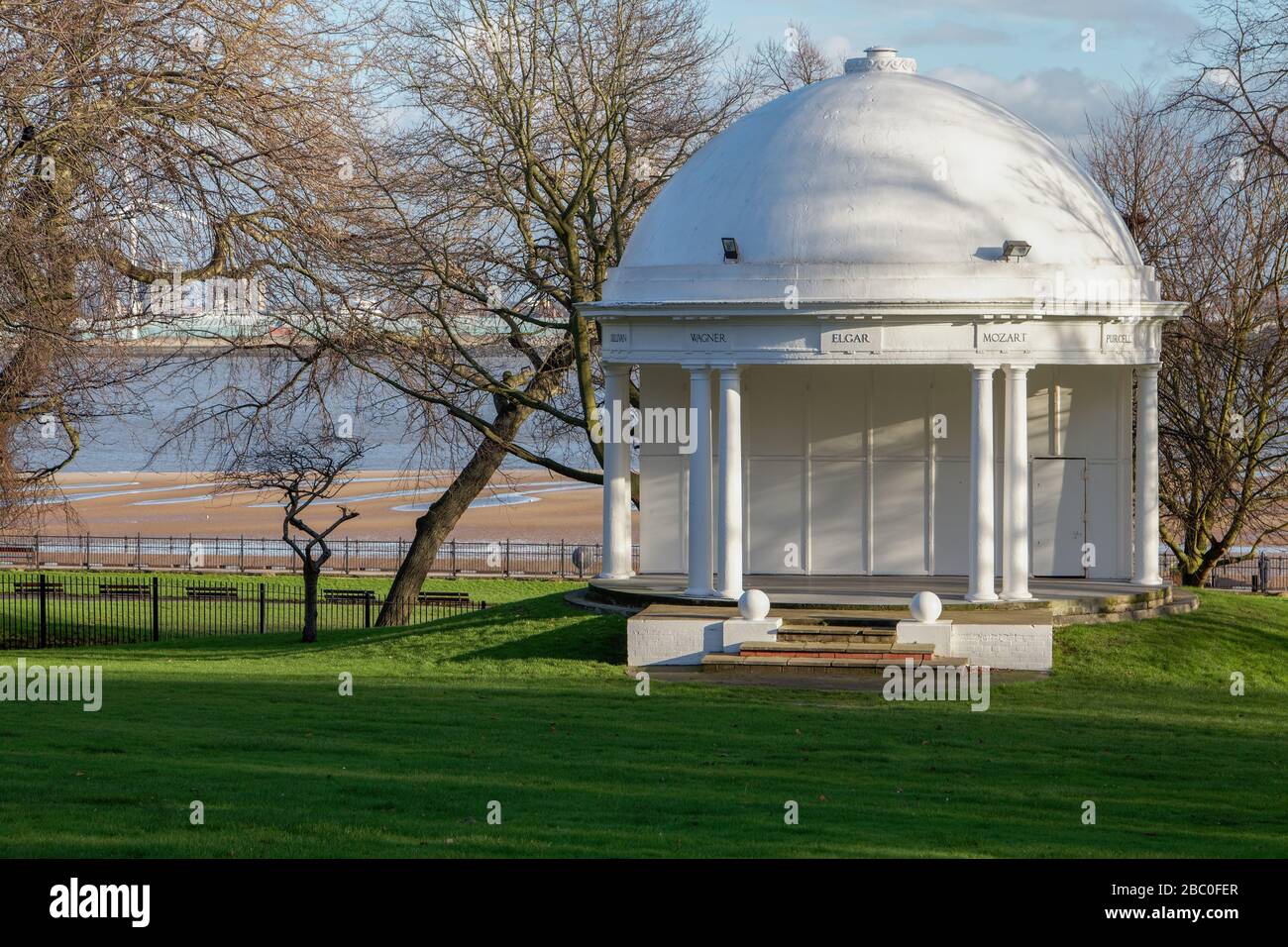 Il palco del vale Park, New Brighton on the Wirral, un luogo famoso per la band di ottoni e concerti folkloristici. Nel parco è presente una caffetteria pubblica. Foto Stock