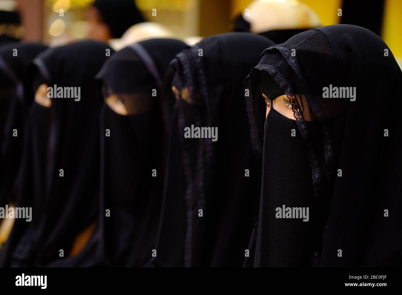 Manichini femminili che indossano abiti musulmani al Global Village, Dubai, Emirati Arabi Uniti. Foto Stock