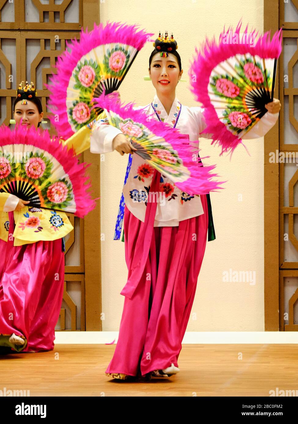 Ballerini giapponesi che si esibiscono sul palco presso il padiglione giapponese all'interno del Global Village, Dubai, Emirati Arabi Uniti. Foto Stock