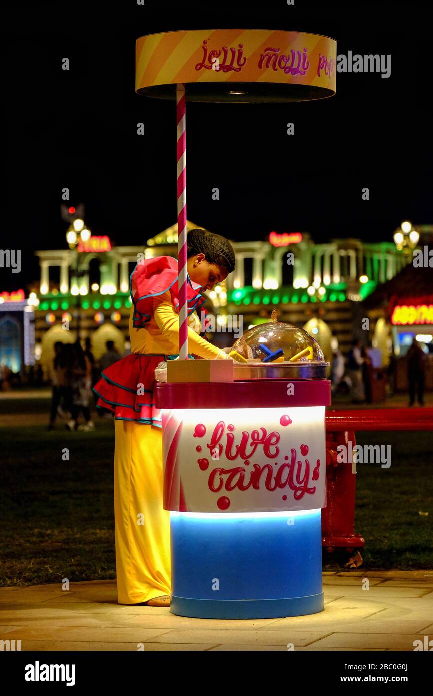 Venditore di caramelle al Global Village, Dubai, Emirati Arabi Uniti. Global Village combina culture di 90 paesi in tutto il mondo in un unico luogo. Foto Stock