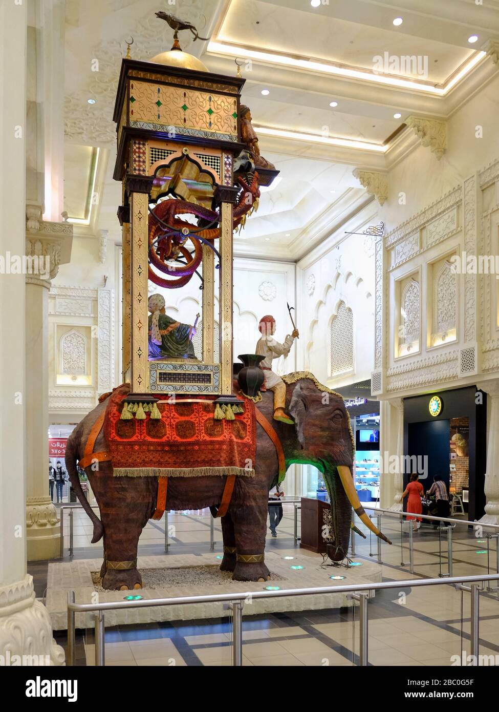 L'Orologio dell'Elefante in India Court all'interno del Centro commerciale Ibn Buttata, Dubai, Emirati Arabi Uniti. Lo splendore del periodo Mughal dell’India è chiaramente evidente in tribunale. Foto Stock
