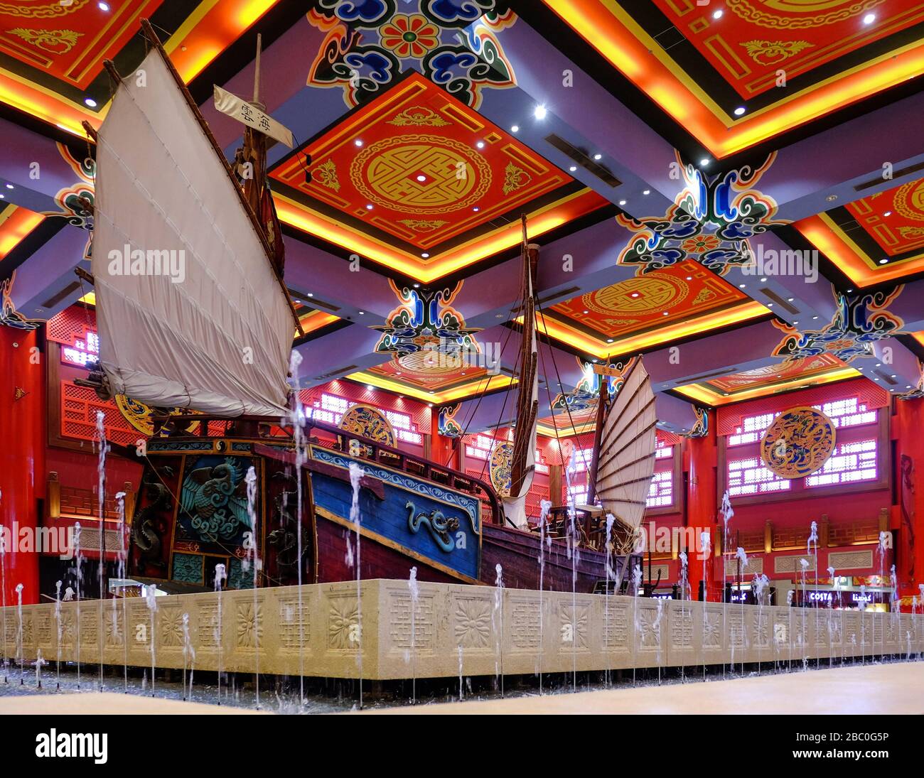 Cinese Junk nave in China Court all'interno del centro commerciale Ibn Buttata, Dubai, Emirati Arabi Uniti. La corte cattura la maestosità e la vivacità della Cina imperiale. Foto Stock