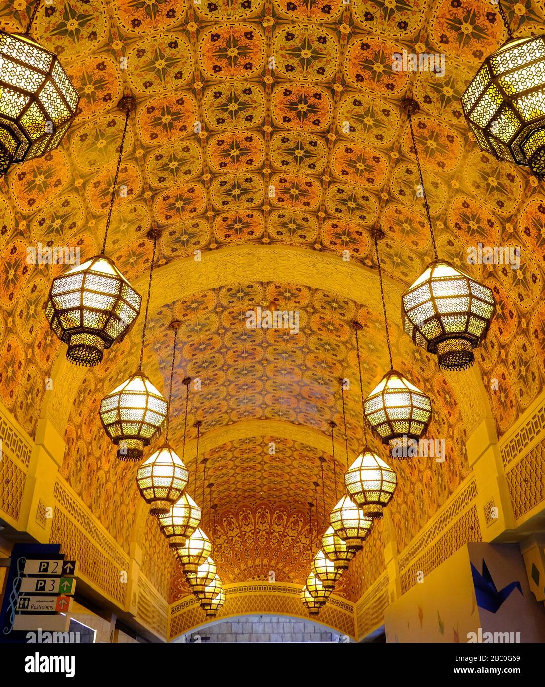 Corridoio con motivi d'arte islamici nella Persia Court all'interno del Centro commerciale Ibn Buttata, Dubai, Emirati Arabi Uniti. Foto Stock