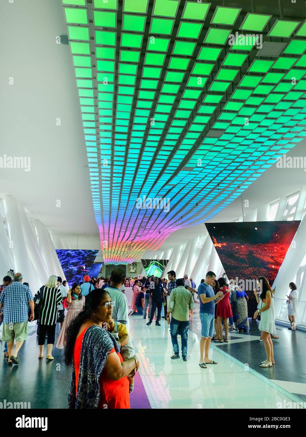 Visitatori all'interno di Dubai Frame, Dubai, Emirati Arabi Uniti, la più grande cornice fotografica del pianeta. Il telaio di Dubai è un punto di riferimento architettonico in Zab Foto Stock