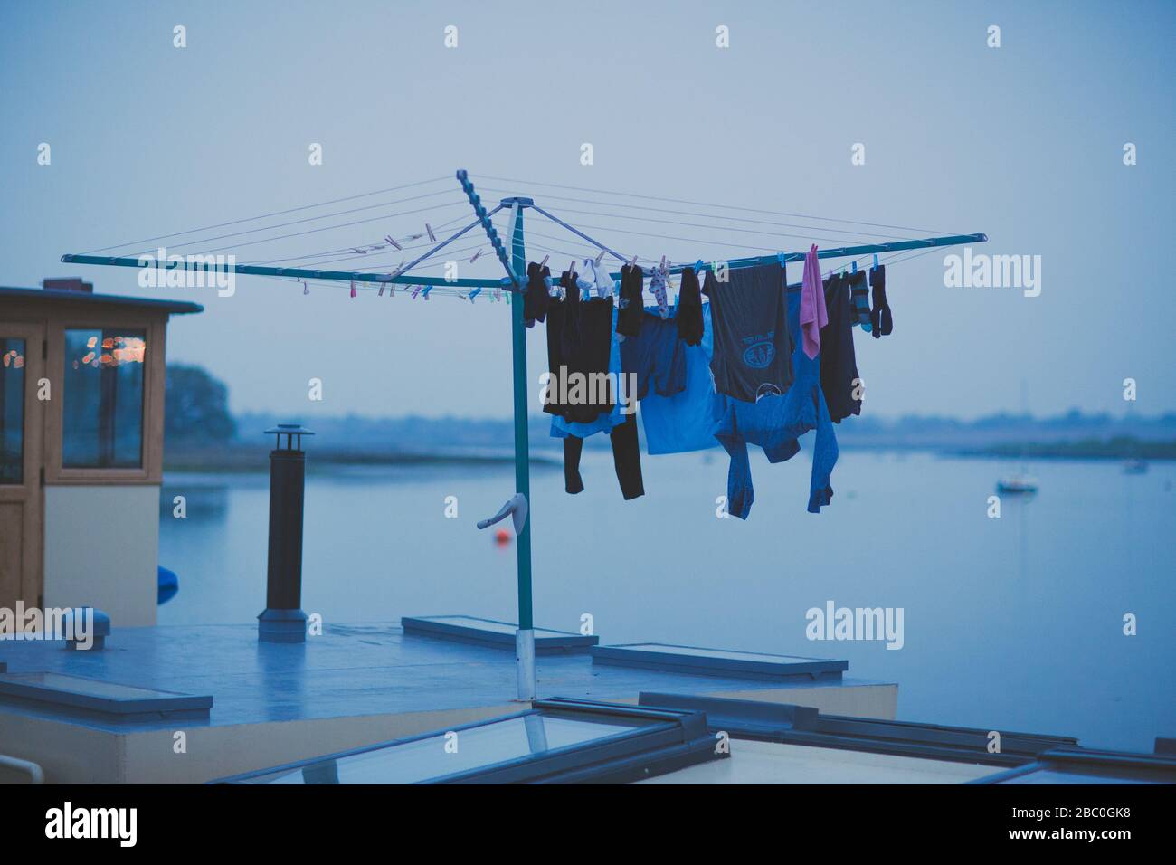 lavaggio appeso ad asciugare su una vecchia casa galleggiante Foto Stock